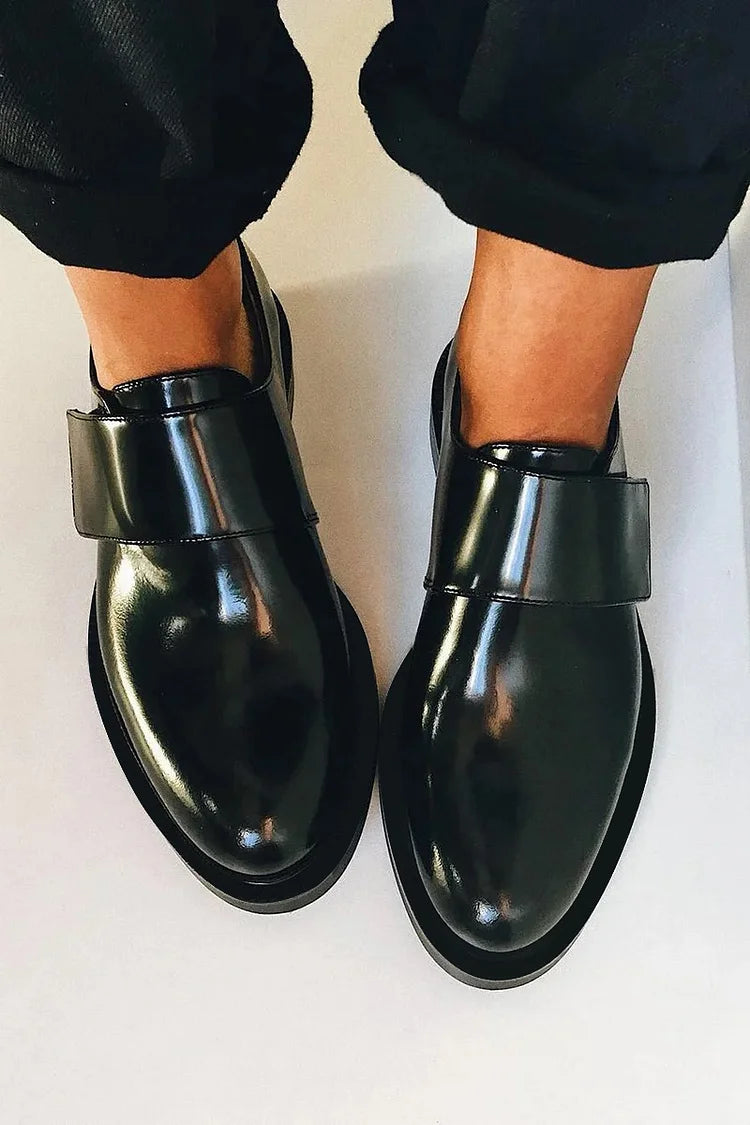 IRIS | Elegant glossy loafers with a strap for an impeccable style