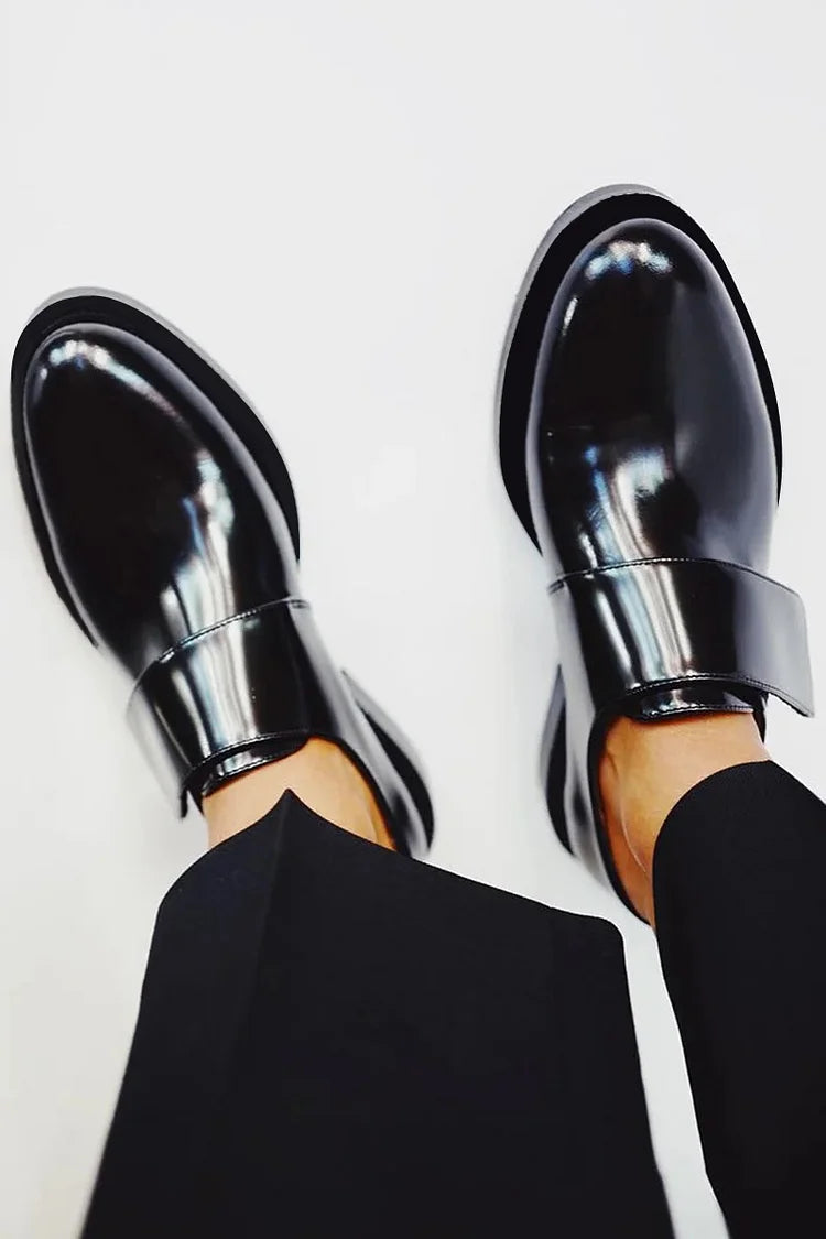 IRIS | Elegant glossy loafers with a strap for an impeccable style